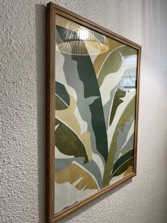 Décoration murale végétale Tableau végétal encadré en bois dans toilettes rénovées