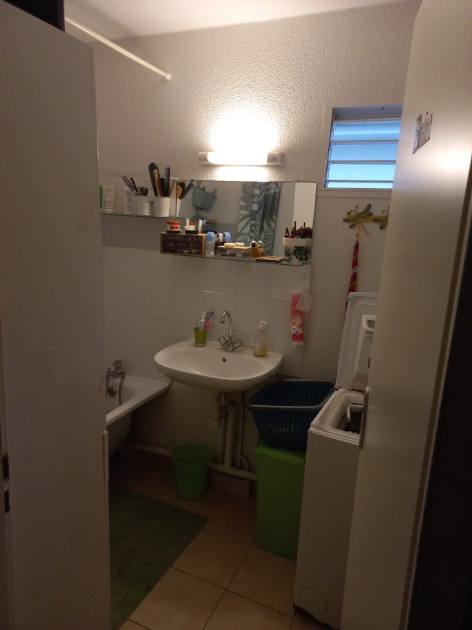 Salle de bain avant transformation Petite salle de bain avant rénovation et home staging