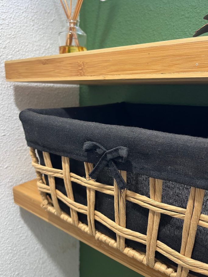 Détail matières naturelles Panier tressé noir et naturel sur étagère en bois