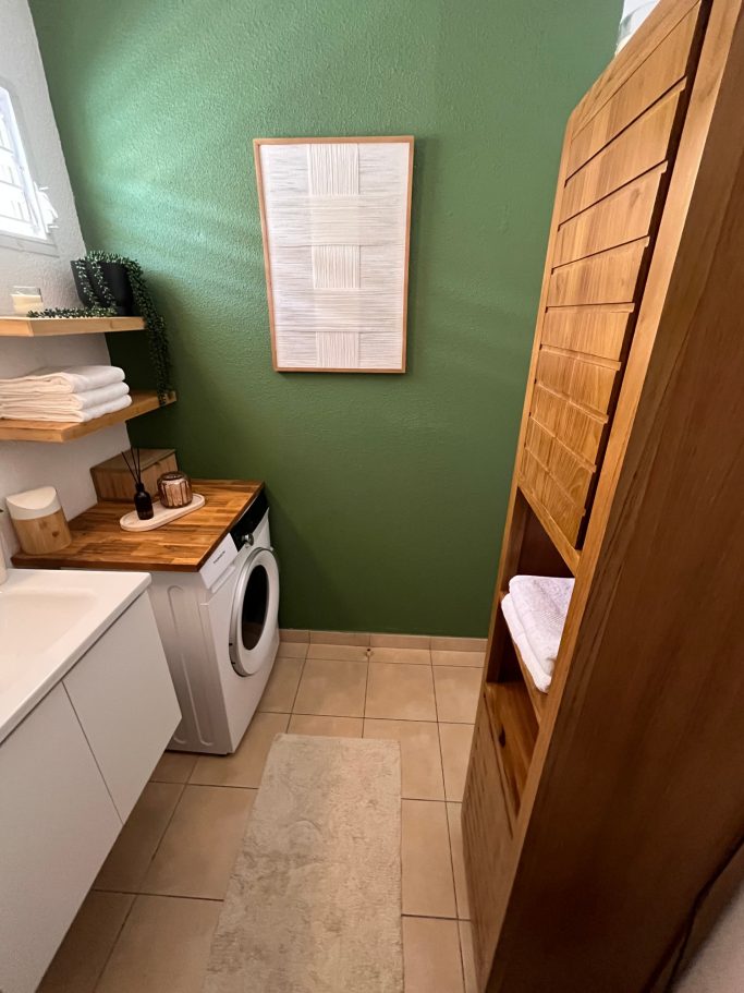 Point focal de la salle de bain Mur vert décoré avec tableau texturé dans salle de bain rénovée